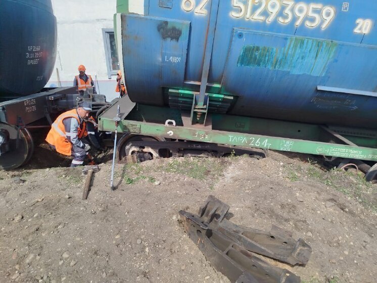 В Приамурье с рельс сошли два вагона с твердым битумом