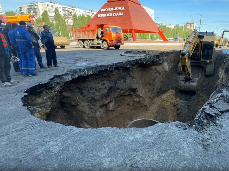 В Воронеже на месте коммунальной аварии обрушилось крепление котлована