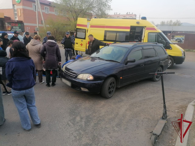 Росгвардеец помог пострадавшему в ДТП 15-летнему самокатчику в Чите