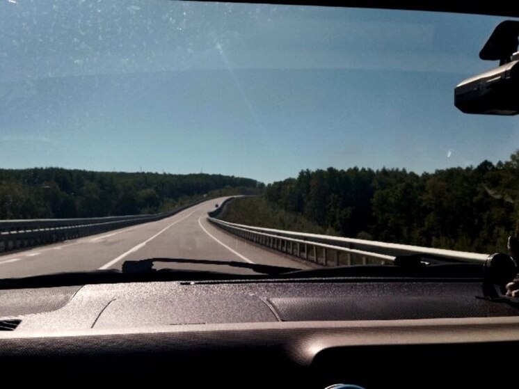 Дальнобойщик отвлекся на радио и протаранил фургон на трассе в Хабаровском крае