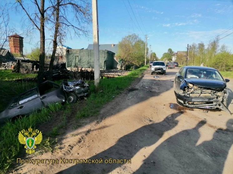 Костромские ДТП: четыре человека госпитализированы после столкновения двух авто