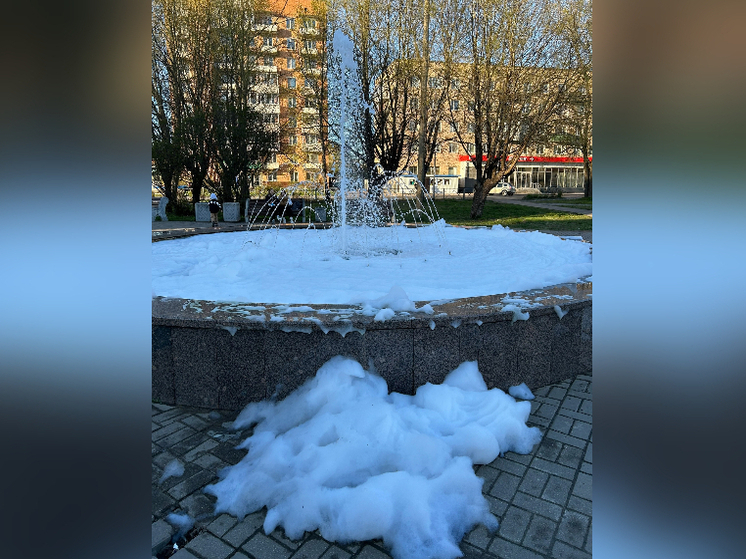 Пена бежала через край фонтана в Сортавале