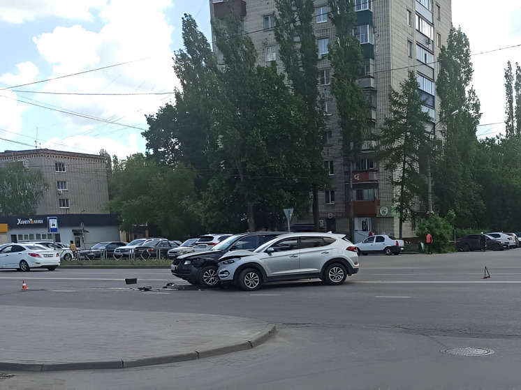 Женщина попала в больницу после столкновения двух иномарок в Липецке