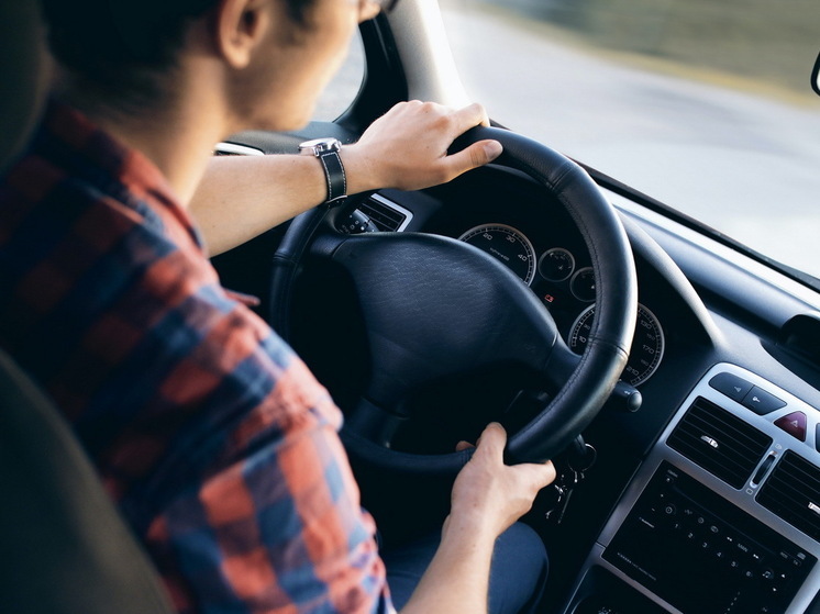 Новое правило вводится для всех, кто водит автомобиль. Теперь полный запрет