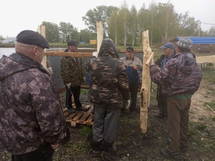 Староста из Чувашии объединил деревню для очистки водоема и посадки сосен