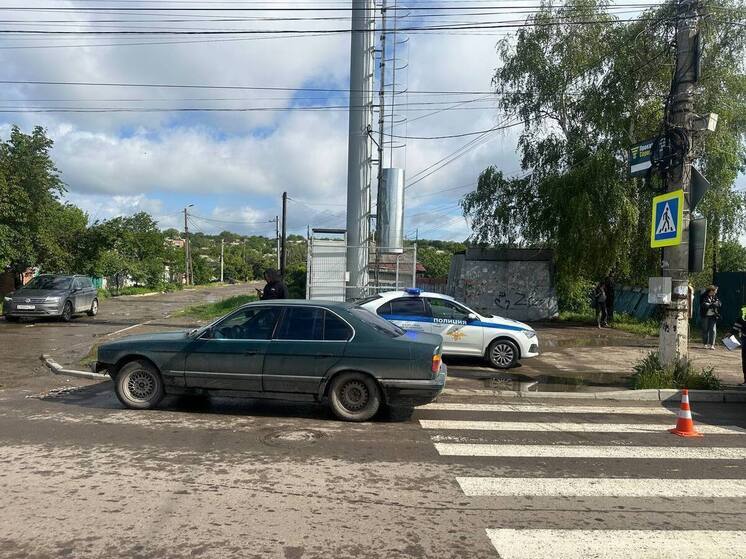 В Луганске иномарка наехала на маму с ребёнком