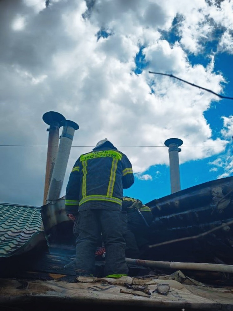 В ЛНР мужчина при ремонте крыши едва не спалил свой дом