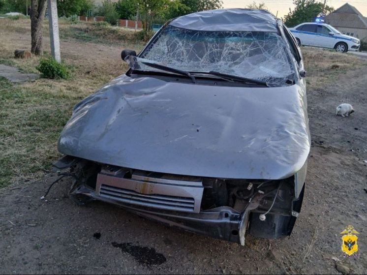 В перевернувшейся в Новотроицком легковушке пострадали два человека