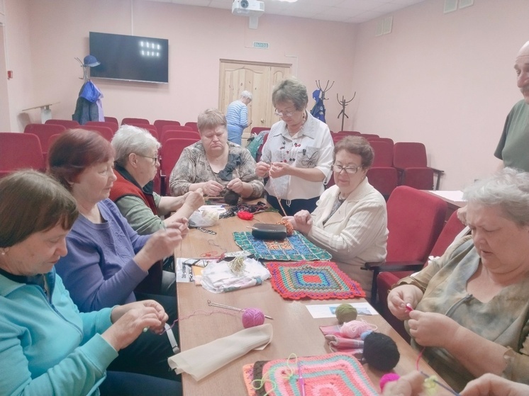 Оренбургские рукодельницы освоили “Бабушкин квадрат” на мастер-классе
