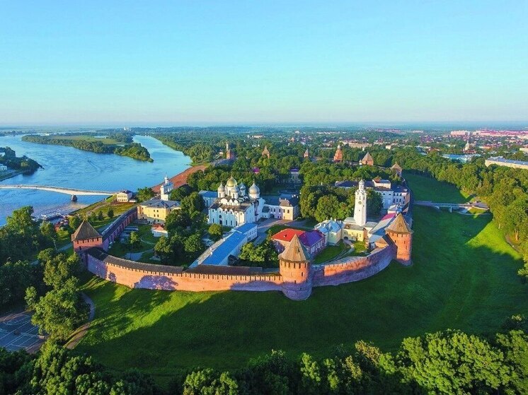 Городские куранты отремонтировали на главной площади Валдая