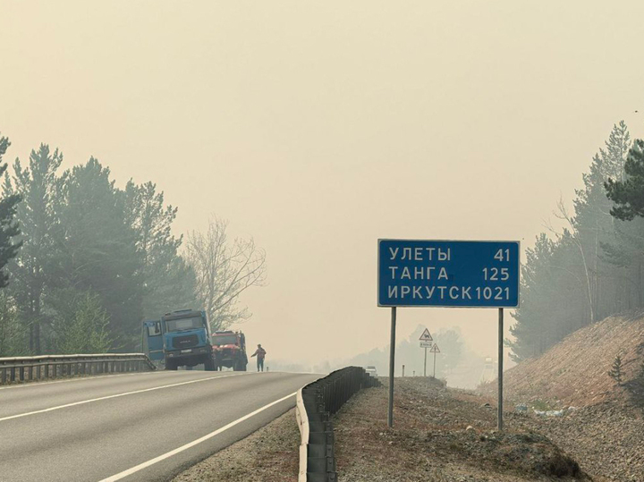 На пути стихии: пожар перекрыл федеральную трассу и нёсся на село в Забайкалье
