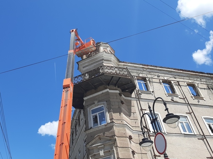 Фотофакт: в центре Саратова разбирают гостиницу