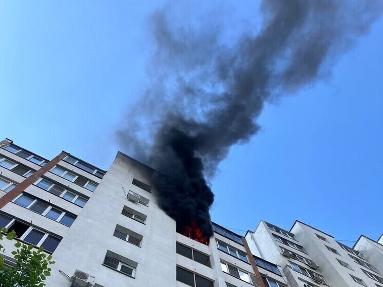 В многоэтажке Белгорода загорелся балкон
