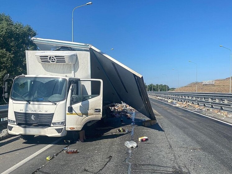 В Волгоградской области КамАЗ врезался в машину дорожников