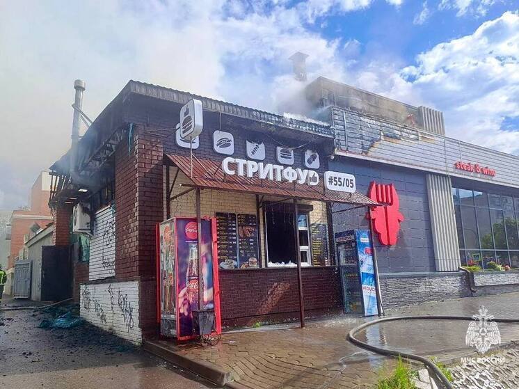 Черный дым и огонь: в Старом Осколе загорелось кафе
