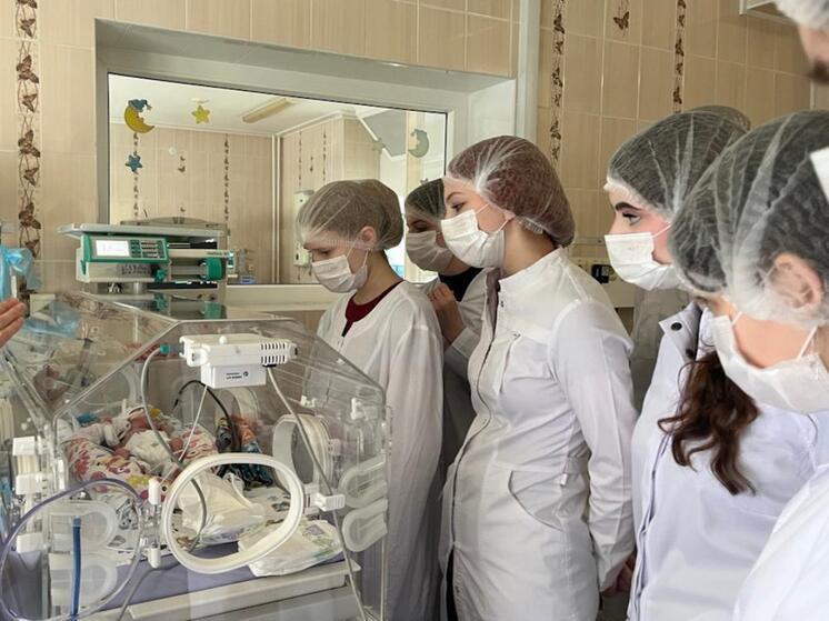 Тюменские школьники познакомились с медициной в Перинатальном центре