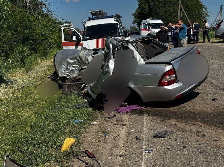В лобовом ДТП с КамАЗом в Гулькевичском районе погибли трое человек