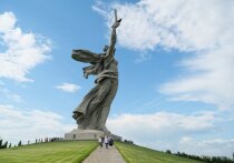 О страшной находке стало известно днем в четверг, 22 мая. Тело мужчины было обнаружено внутри монумента на Мамаевом кургане. В музее-заповеднике «Сталинградская битва», в ведении которого находится всемирно известный мемориал, утверждают, что как раз накануне проводился осмотр монумента, он был проведен в соответствии со всеми правилами. При этом на официальном сайте отсутствует информация о проведении индивидуальных экскурсий любому желающему