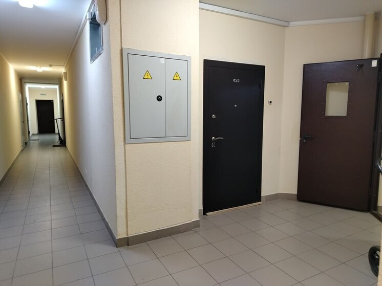 Ребенок получил травму из-за сломанного доводчика двери по вине УК в Новоселье.