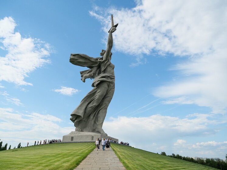 О страшной находке стало известно днем в четверг, 22 мая. Тело мужчины было обнаружено внутри монумента на Мамаевом кургане. В музее-заповеднике «Сталинградская битва», в ведении которого находится всемирно известный мемориал, утверждают, что как раз накануне проводился осмотр монумента, он был проведен в соответствии со всеми правилами. При этом на официальном сайте отсутствует информация о проведении индивидуальных экскурсий любому желающему