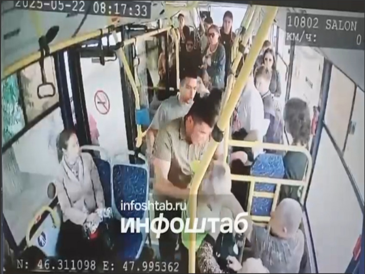 В Астрахани молодой человек набросился на женщину-кондуктора из-за просьбы убрать ноги с сидения