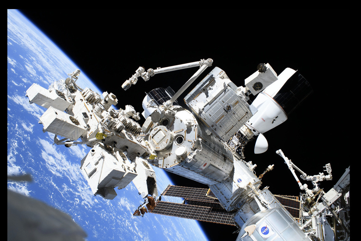 Отстыковка грузового корабля Cargo Dragon от МКС перенесена на 23 мая