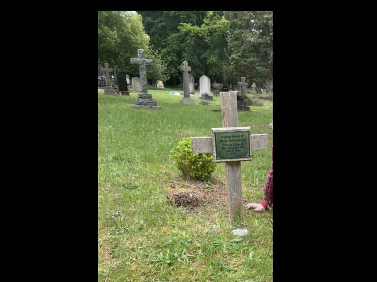 Опубликована фотография заброшенной могилы Березовского