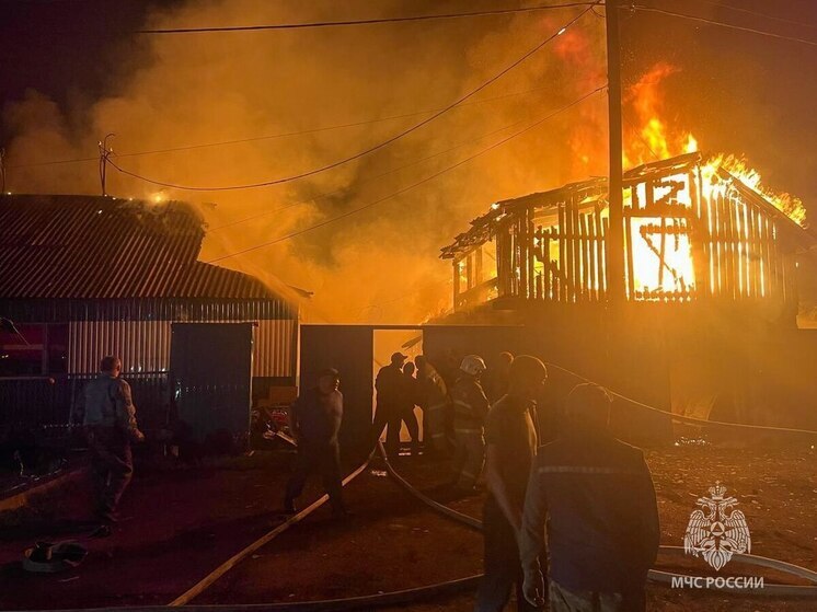 Жители Хакасии лишились дома, бани и гаража из-за короткого замыкания