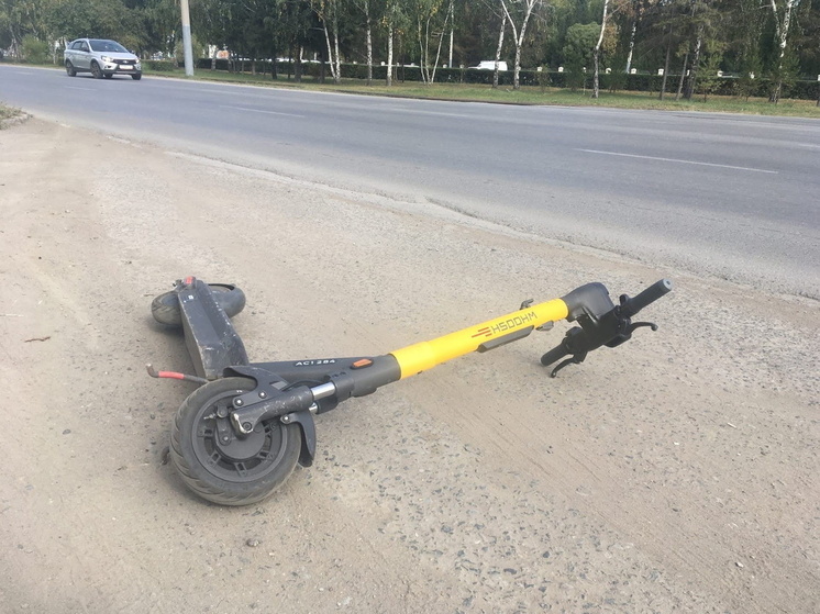 В Омске группа подростков громила электросамокаты