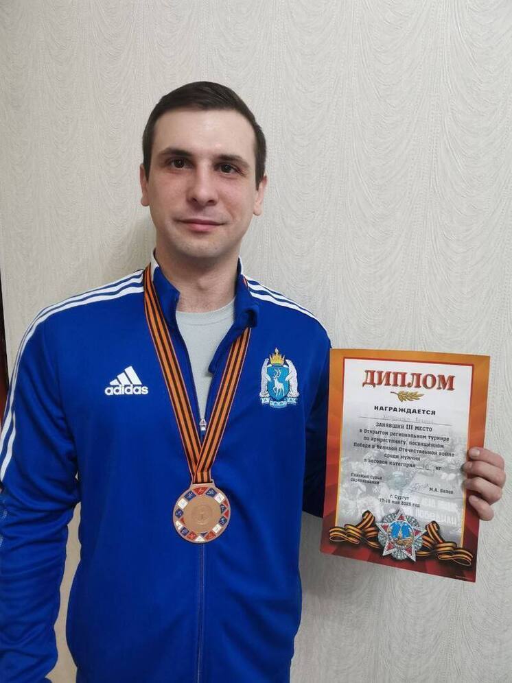 Спортсмен из Тарко-Сале взял бронзу турнира по армрестлингу в Сургуте