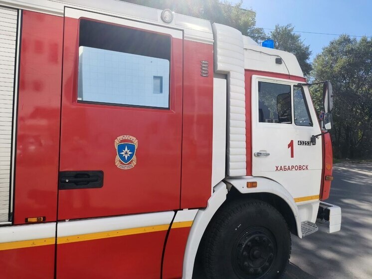 Двадцать человек эвакуировали из-за пожара в автосервисе в Хабаровске