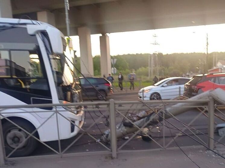 На пассажирский автобус в Подольске рухнул столб