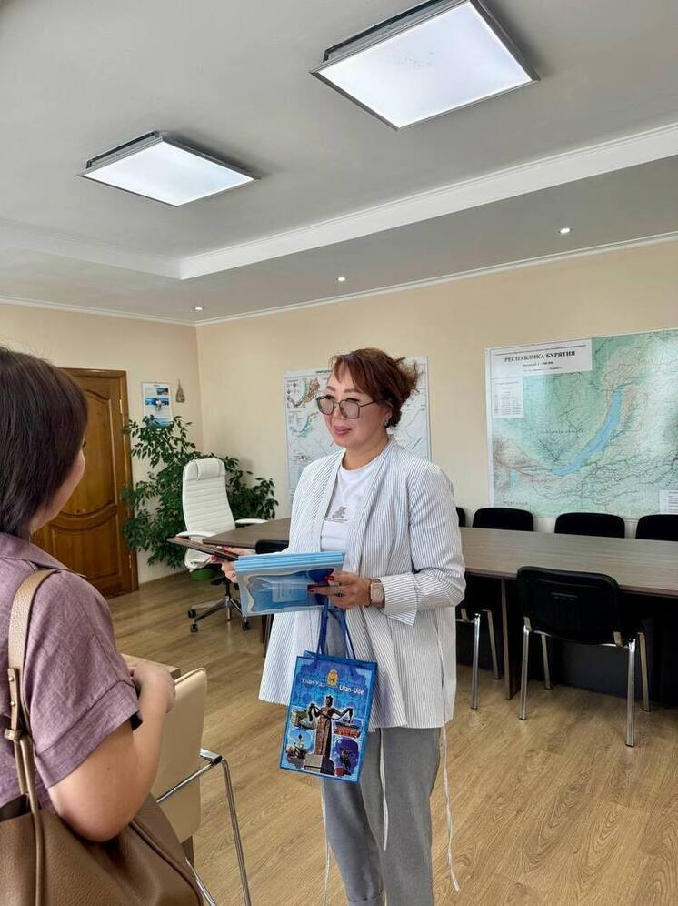 Министр природы Бурятии наградила женщину, вернувшую мусор нарушителю
