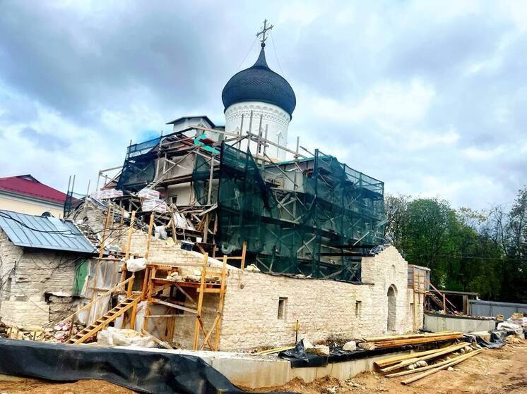 Работы по устройству системы водоотведения завершились в церкви Николы со Усохи в Пскове