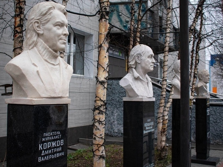 На Аллее писателей в Мурманске появился бюст Дмитрия Коржова