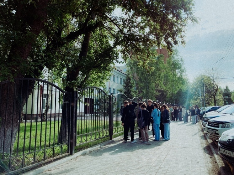 Ручки, паспорта и иконы: томские школьники начали сдавать ЕГЭ