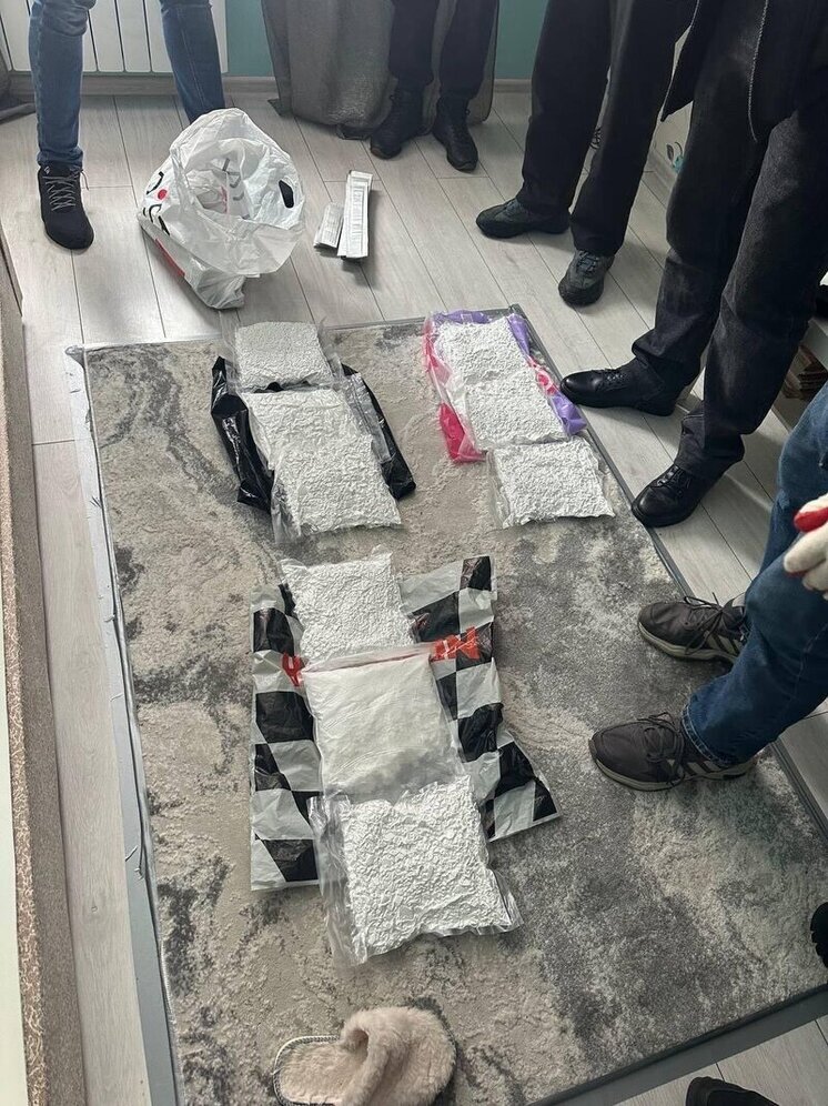 Сотрудники таможни изъяли 15 кг кокаина, спрятанного в партии роз из Эквадора