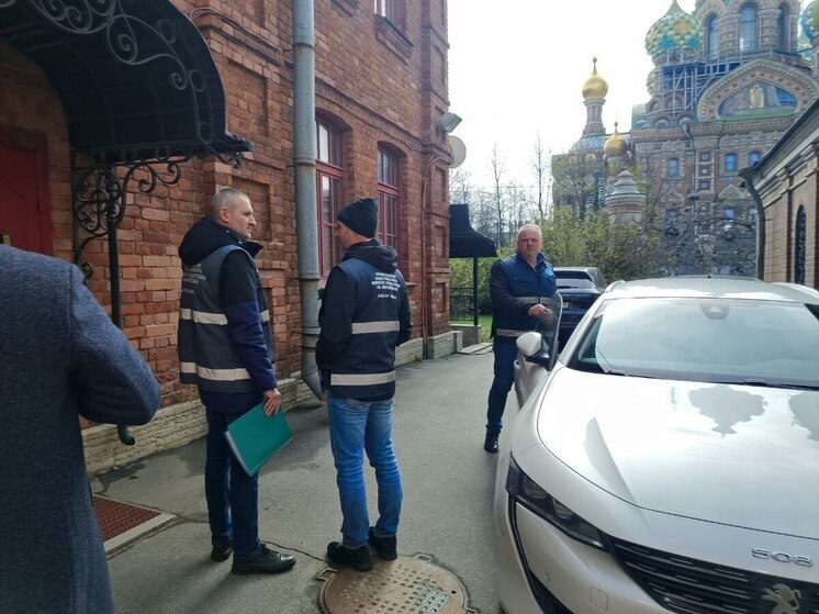 Суд по делу о праве собственности на здание общежития у Спаса на Крови, которое занимали студенты Высшей школы народных искусств состоится 17 июня, сообщили в Комитете имущественных отношений Санкт-Петербурга. Пикантности ситуации придает найденная при осмотре общежития, помимо несогласованной пристроенной мансарды, оборудованная нелегально сауна, а также массажный кабинет в подвале.