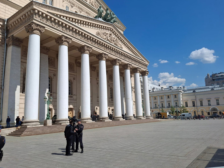 Андрей Золотов, представляющий в Большом театре Российскую академию художеств, заверил публику на прощании с Григоровичем, что у гроба народного артиста незримо стоят великие творцы