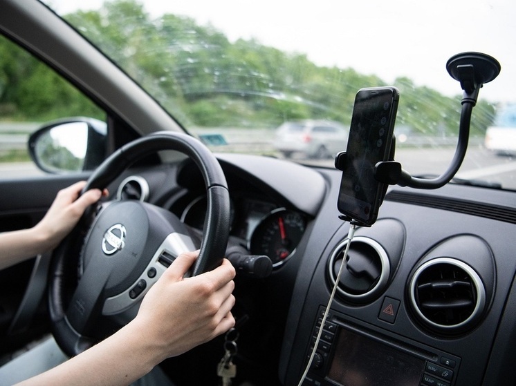 Эксперт Крюков: зарядки, телефоны и другую технику нельзя оставлять в авто летом