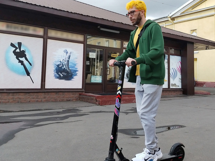 После официального старта самокатного сезона тысячи петербуржцев начали ускорять свой путь до станций метро или офисов, арендуя кикшеринговые СИМ