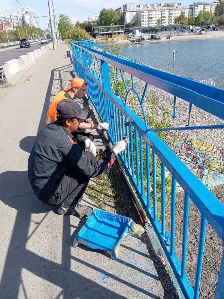 В Иркутске приводят в порядок дорожные ограждения