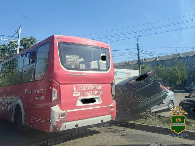 В Калуге восемнадцатилетний водитель без прав смял шесть машин