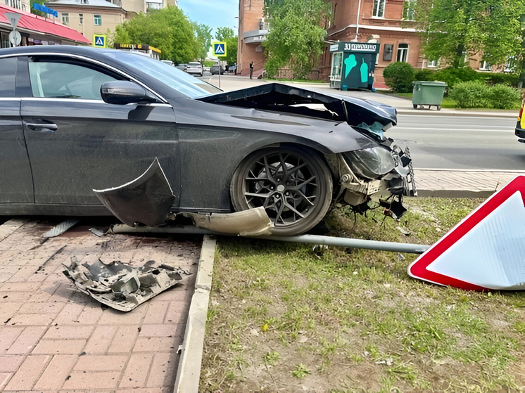 «Мерседес» снес дорожный знак после ДТП в Томске