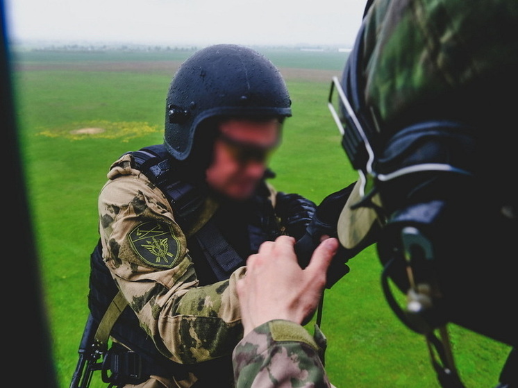 Спецподразделения Росгвардии в Йошкар-Оле отработали беспарашютное десантирование в сложных погодных условиях