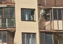 Мать ребенка, который гулял по подоконнику открытого окна 17-го этажа в подмосковном Одинцово, считает, что ее обвиняют напрасно