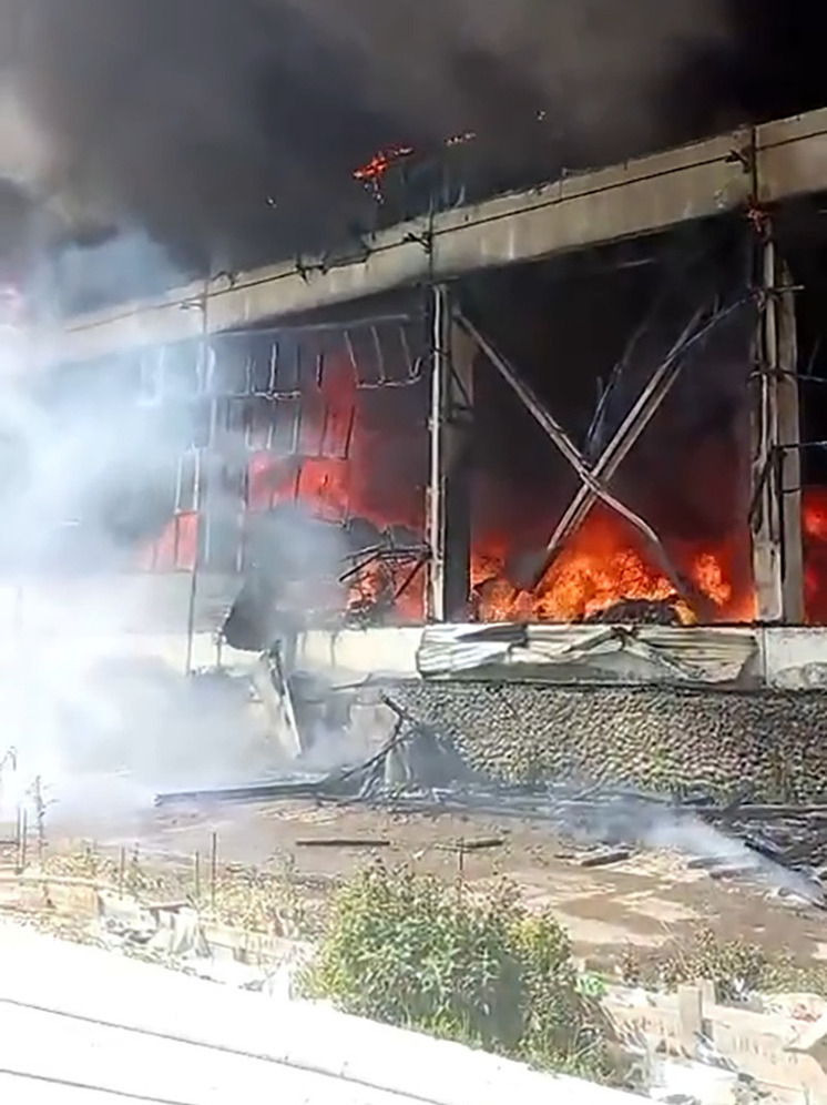 В промзоне Пятигорска загорелся склад