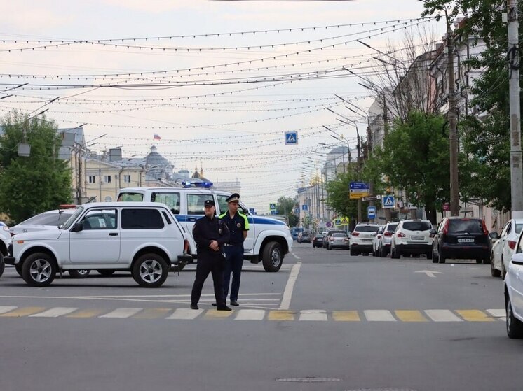 В центре Твери прошел полицейский рейд: искали преступника, ловили нарушителей и раздавали повестки