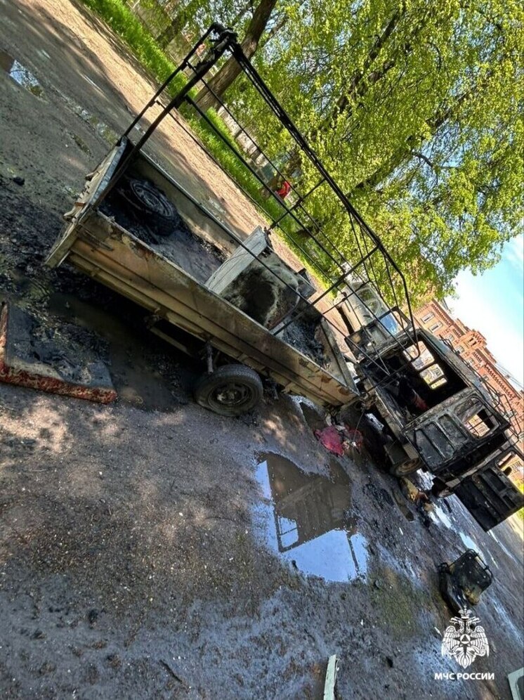 В Костроме на проспекте Текстильщиков сгорел УАЗ-«буханка» с прицепом