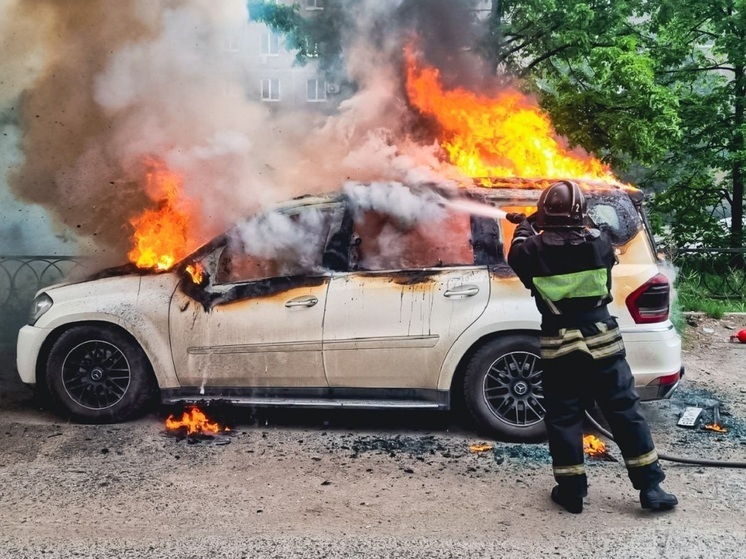 «Мерседес» сгорел во дворе многоквартирного дома в Екатеринбурге